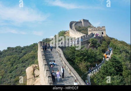 Pechino, Cina, Settembre,29, 2016: turisti camminando sulla Grande Muraglia della Cina in una giornata di sole Foto Stock