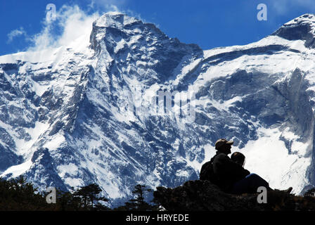 Un paio di trekking rilassante insieme con grandi vette himalayane dietro, vicino a Khumjung, vicino a Namche Bazar in Nepal Foto Stock