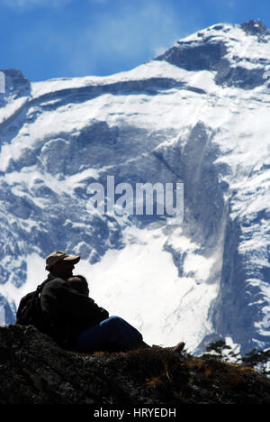 Un paio di trekking rilassante insieme con grandi vette himalayane dietro, vicino a Khumjung, vicino a Namche Bazar in Nepal Foto Stock