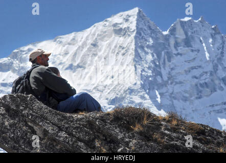 Un paio di trekking rilassante insieme con grandi vette himalayane dietro, vicino a Khumjung, vicino a Namche Bazar in Nepal Foto Stock