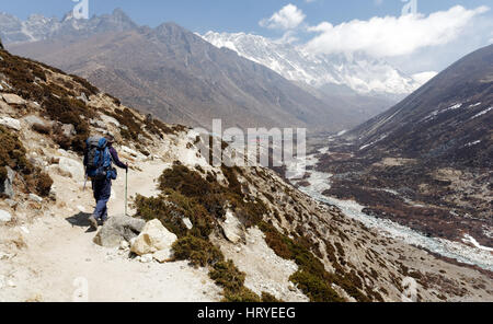 Un escursionista sul sentiero sul Campo Base Everest trek Foto Stock