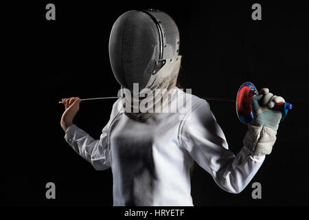 Ritratto di donna volante bianco che indossano il costume di scherma. Isolato su sfondo nero. Foto Stock