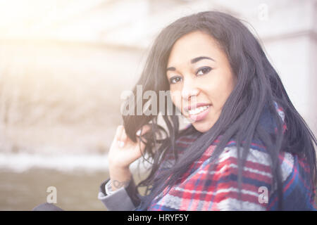 Bella fiducioso giovane donna africana con dei tratti somatici al di fuori della città, concetto moderno, emancipato donna, razze miste, contemporanea vite Foto Stock