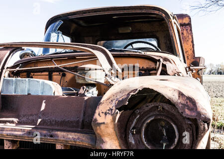 Rusty vintage carrello indesiderata abbandonato su una azienda agricola I Foto Stock