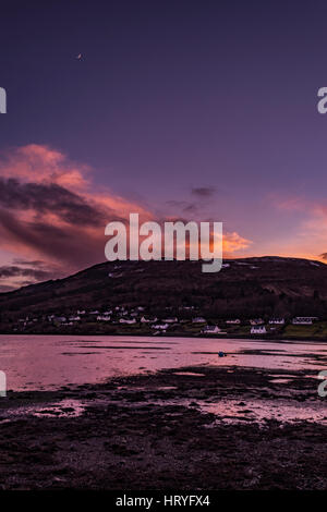 Tramonto riflesso nuvole sul Loch Portree, marzo 2017, guardando dalla riva da " il grumo' Portree, Isola di Skye, Scotland, Regno Unito Foto Stock