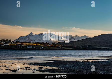 Vista dei Cuillin Hills da Bayfield a Loch Portree, Isola di Skye in Scozia, su un inverno di pomeriggio. Foto Stock