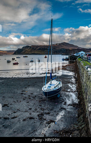 Ben Tianavaig e suono di Raasay sul Loch Portree, sull'Isola di Skye in Scozia, contro un cielo drammatico, guardare dal porto al molo e barche Foto Stock