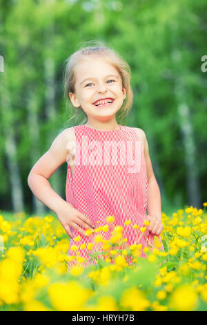 Felice bambina sul prato in fiore Foto Stock