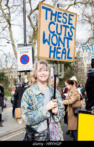 London, Regno Unito - 4 Marzo 2017: marzo 4 marzo per il NHS. A marzo si è tenuto oggi da persone normali che sono molto arrabbiato e preoccupati per i tagli al servizio sanitario nazionale. Credito: Jane Campbell/Alamy Live News Foto Stock