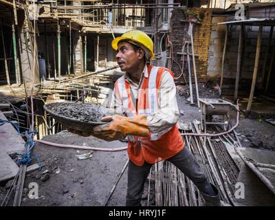 Kathmandu, Sviluppo Centrale Regione, Nepal. Mar 5, 2017. Un lavoratore mani un vassoio di cemento ad un collega su un sito in costruzione che è la ricostruzione di un edificio vicino a Kathmandu è il quadrato di Durbar distrutta nel 2015 Terremoto molto di Kathmandu è ora un sito in costruzione a causa della ricostruzione di due anni dopo il terremoto del 25 aprile 2015 che hanno devastato il Nepal. In alcuni villaggi della valle di Kathmandu i lavoratori stanno lavorando a mano per rimuovere il rublo e scavare edifici distrutti. Circa 9 mila persone sono state uccise e un altro 22.000 feriti dal terremoto. L epicentro del terremoto è stato est Foto Stock