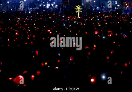 Seoul, Corea del Sud. Mar 5, 2017. Corea del Sud le persone portano candele durante il rally contro il Presidente Parco-geun hye su piazza Gwanghwamun. Credito: Min Won-Ki/ZUMA filo/Alamy Live News Foto Stock