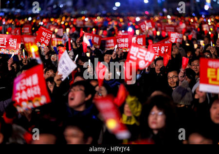 Seoul, Corea del Sud. Mar 5, 2017. Corea del Sud le persone portano candele e striscioni a leggere 'alle dimissioni del presidente Park Guen-Hye' durante il rally contro il Presidente Parco-geun hye su piazza Gwanghwamun. Credito: Min Won-Ki/ZUMA filo/Alamy Live News Foto Stock