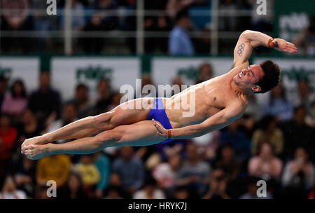 (170305) -- PECHINO, 5 marzo 2017 (Xinhua) -- Thomas Daley della Gran Bretagna compete durante gli uomini 10m Platform Finale della FINA Diving World Series 2017 a Pechino, capitale della Cina, 5 marzo 2017. Thomas Daley ha preso la medaglia di bronzo della manifestazione con un totale di 520.35 punti. (Xinhua/Wang Lili) Foto Stock