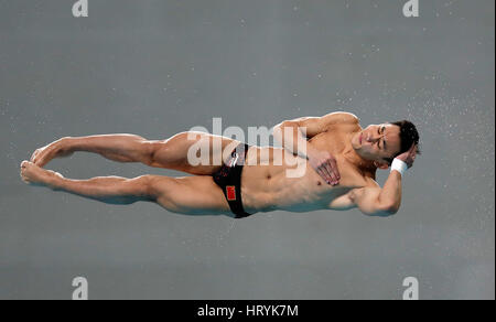 (170305) -- PECHINO, 5 marzo 2017 (Xinhua) -- Yang Hao della Cina compete durante gli uomini 10m Platform Finale della FINA Diving World Series 2017 a Pechino, capitale della Cina, 5 marzo 2017. Yang Hao ha preso la medaglia d argento dell'evento per un totale di 554.70 punti. (Xinhua/Wang Lili) Foto Stock