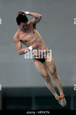 (170305) -- PECHINO, 5 marzo 2017 (Xinhua) -- Chen Aisen della Cina compete durante gli uomini 10m Platform Finale della FINA Diving World Series 2017 a Pechino, capitale della Cina, 5 marzo 2017. Chen Aisen rivendicato il titolo della manifestazione con un totale di 556.25 punti. (Xinhua/Wang Lili) Foto Stock