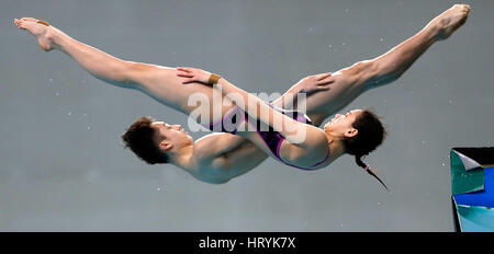 (170305) -- PECHINO, 5 marzo 2017 (Xinhua) -- Lian Jie (anteriore)/Lian Junjie della Cina competere durante il miscelati 10m Platform Finale della FINA Diving World Series 2017 a Pechino, capitale della Cina, 5 marzo 2017. Lian Jie/Lian Junjie rivendicato il titolo della manifestazione con un totale di 329.28 punti. (Xinhua/Wang Lili) Foto Stock