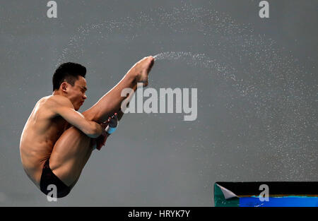 (170305) -- PECHINO, 5 marzo 2017 (Xinhua) -- Yang Hao della Cina compete durante gli uomini 10m Platform Finale della FINA Diving World Series 2017 a Pechino, capitale della Cina, 5 marzo 2017. Yang Hao ha preso la medaglia d argento dell'evento per un totale di 554.70 punti. (Xinhua/Wang Lili) Foto Stock