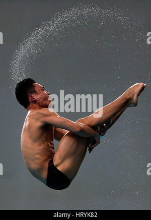 (170305) -- PECHINO, 5 marzo 2017 (Xinhua) -- Yang Hao della Cina compete durante gli uomini 10m Platform Finale della FINA Diving World Series 2017 a Pechino, capitale della Cina, 5 marzo 2017. Yang Hao ha preso la medaglia d argento dell'evento per un totale di 554.70 punti. (Xinhua/Wang Lili) Foto Stock