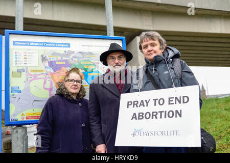 Nottingham, Regno Unito. Il 5 marzo 2017. Quaranta giorni per la vita veglia,al di fuori del centro di trattamento al Queens Medical Center.anti- aborto attivisti piano per tenere un quaranta giorni di veglia pacifica dalle 8 del mattino alle 8 di sera ogni giorno . Credito: Ian Francesco/Alamy Live News Foto Stock