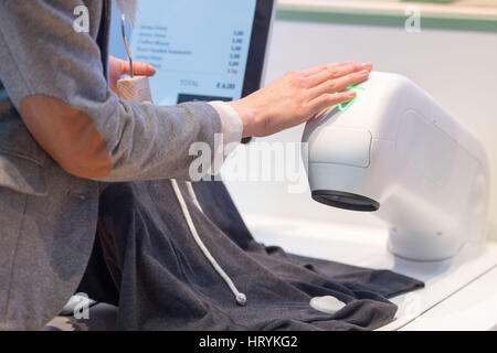 Duesseldorf, Germania. Mar 5, 2017. Modello Isabell utilizza un self check-out-sistema presso lo stand di ITAB presso il negozio fiera Euroshop a Duesseldorf in Germania, 5 marzo 2017. Più di 2.300 aziende presenti nuovi concetti per l'allestimento di negozi. Foto: Marius Becker/dpa/Alamy Live News Foto Stock