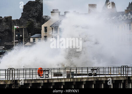 Aberystwyth, Wales, Regno Unito. 5 Marzo, 2017. Regno Unito: Meteo su un giorno di sempre più forti venti, e con ancora più feroce gales meteo in serata con la minaccia di neve sulla terra alta, montuosa di onde alte pastella il lungomare e le difese del mare in Aberystwyth su Cardigan Bay costa del Galles occidentale foto © Keith Morris / Alamy Live News Foto Stock