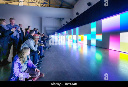 Leipzig, Germania. Mar 4, 2017. Visitatori guardare la luce installazione 'unicolor " del Chemnitz-basato artista Carsten Nicolai presso la galleria d'arte Eigen a Leipzig, Germania, 4 marzo 2017. Il film può essere visto fino al 8 aprile 2017. Foto: Sebastian Willnow/dpa-Zentralbild/dpa/Alamy Live News Foto Stock