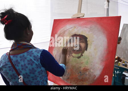 Dacca in Bangladesh. 05 Mar, 2017. In Bangladesh la iuta e vestiti Ministero ha organizzato un campo estivo di arte su tela di iuta alla celebrazione nazionale il giorno di iuta a davanti alla Casa del Parlamento a Dhaka. Più di centinaia di insegnanti e studenti di università di Dhaka Belle Arti istituzione partecipante sono l'arte Camp in Bangladesh. Il 5 marzo 2017 Credit: Mamunur Rashid/Alamy Live News Foto Stock