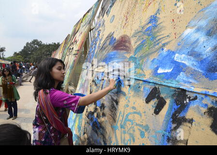 Dacca in Bangladesh. 05 Mar, 2017. In Bangladesh la iuta e vestiti Ministero ha organizzato un campo estivo di arte su tela di iuta alla celebrazione nazionale il giorno di iuta a davanti alla Casa del Parlamento a Dhaka. Più di centinaia di insegnanti e studenti di università di Dhaka Belle Arti istituzione partecipante sono l'arte Camp in Bangladesh. Il 5 marzo 2017 Credit: Mamunur Rashid/Alamy Live News Foto Stock