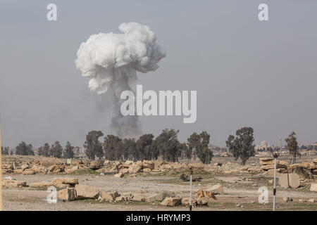 Mosul, Ninive, Iraq. 1 Mar, 2017. Un presunto suicidio ISIS auto bomba blast solleva una grande nuvola oltre il fieno Al Tayaran quartiere a Nord di Mosul aeroporto durante i violenti scontri il 1 marzo 2017. Credito: Nish Nalbandian/ZUMA filo/Alamy Live News Foto Stock