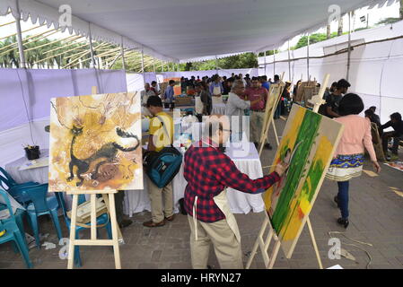 Dacca in Bangladesh. 05 Mar, 2017. In Bangladesh la iuta e vestiti Ministero ha organizzato un campo estivo di arte su tela di iuta alla celebrazione nazionale il giorno di iuta a davanti alla Casa del Parlamento a Dhaka. Più di centinaia di insegnanti e studenti di università di Dhaka Belle Arti istituzione partecipante sono l'arte Camp in Bangladesh. Il 5 marzo 2017 Credit: Mamunur Rashid/Alamy Live News Foto Stock