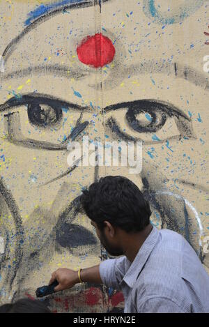 Dacca in Bangladesh. 05 Mar, 2017. In Bangladesh la iuta e vestiti Ministero ha organizzato un campo estivo di arte su tela di iuta alla celebrazione nazionale il giorno di iuta a davanti alla Casa del Parlamento a Dhaka. Più di centinaia di insegnanti e studenti di università di Dhaka Belle Arti istituzione partecipante sono l'arte Camp in Bangladesh. Il 5 marzo 2017 Credit: Mamunur Rashid/Alamy Live News Foto Stock