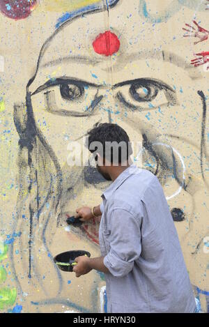 Dacca in Bangladesh. 05 Mar, 2017. In Bangladesh la iuta e vestiti Ministero ha organizzato un campo estivo di arte su tela di iuta alla celebrazione nazionale il giorno di iuta a davanti alla Casa del Parlamento a Dhaka. Più di centinaia di insegnanti e studenti di università di Dhaka Belle Arti istituzione partecipante sono l'arte Camp in Bangladesh. Il 5 marzo 2017 Credit: Mamunur Rashid/Alamy Live News Foto Stock