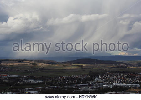 Coburg, Germania. 05 Mar, 2017. Un drammatico cielo poco prima del tramonto su Coburg Germania questa sera. Credito: reallifephotos/Alamy Live News Foto Stock