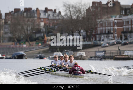 Londra, Regno Unito. Mar 5, 2016. Boat Race fixture. Oxford University Boat Club v ASR Nereus dall'Olanda. Come preparazione per la ricerca sul cancro, UK. 05 Mar, 2017. Le regate di Oxford e Cambridge club partecipano in un certo numero di partite contro altri club. Lista Equipaggio:- OUBC barca blu: 8 Vassilis Ragoussis (corsa), 7 James Cook, 6 Mike DiSanto, 5 Olivier Siegelaar, 4 Josh Bugajski, 3 Oliver Cook, 2 Matthew O'Leary, 1 William Warr (prua), Sam Collier (COX), Credit: Duncan Grove/Alamy Live News Foto Stock