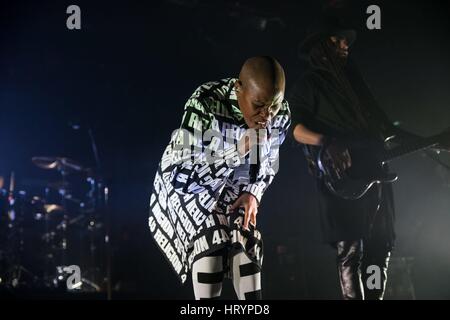 Amburgo, Germania. 04 Mar, 2017. Skunk Anansie eseguire durante il loro tour Anarchytecture ad Amburgo il 03.03.2017. | Utilizzo di credito in tutto il mondo: dpa/Alamy Live News Foto Stock