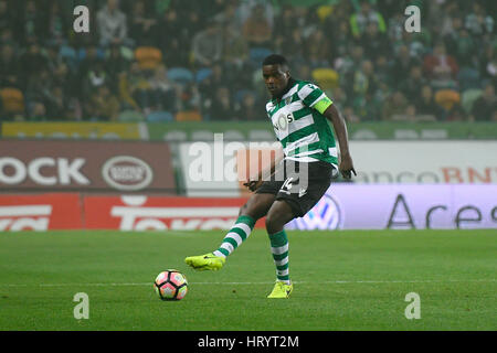 Il Portogallo, Lisbona, marzo 05, 2017 - CALCIO - William Carvalho, sportive centrocampista, in azione durante il match tra Sporting Clube de Portugal e Vitória Guimarães per il portoghese Football League a Estádio Alvalade XXI, a Lisbona, Portogallo. Credito: Bruno de Carvalho/Alamy Live News Foto Stock