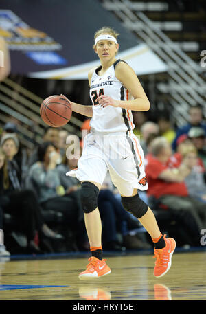 Seattle, WA, Stati Uniti d'America. Mar 4, 2017. OSU point guard Sydney Wiese (24) durante una PAC12 donna partita del torneo tra la Oregon State castori e la UCLA Bruins. Il gioco è stato giocato al Key Arena di Seattle, WA. Jeff Halstead/CSM/Alamy Live News Foto Stock