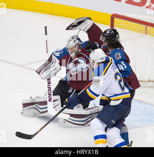 Denver, Colorado, Stati Uniti d'America. Mar 5, 2017. Avalanche G Jeremy SMITH, centro, afferra un colpo in aria nel traffico durante il 3rd. Periodo alla Pepsi domenica notte. Il Blues battere la valanga 3-0 Credito: Hector Acevedo/ZUMA filo/Alamy Live News Foto Stock