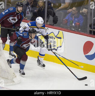 Denver, Colorado, Stati Uniti d'America. Mar 5, 2017. Avalanche LW J.T. COMPHER, centro inferiore, passa per un loos puck con Blues D MAGNUS PARAYKO, Centro in alto, durante la 3a. Periodo alla Pepsi domenica notte. Il Blues battere la valanga 3-0 Credito: Hector Acevedo/ZUMA filo/Alamy Live News Foto Stock