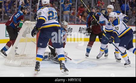 Denver, Colorado, Stati Uniti d'America. Mar 5, 2017. Blues C KYLE BROZIAK, centro sinistra, bangs home il puck passato a valanga G Jeremy SMITH, centro, durante la 1a. Periodo alla Pepsi domenica notte. Il Blues battere la valanga di 3-0. Credito: Hector Acevedo/ZUMA filo/Alamy Live News Foto Stock