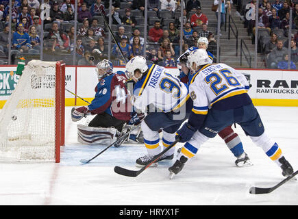 Denver, Colorado, Stati Uniti d'America. Mar 5, 2017. Blues C PAUL STASTNY, destra, spara il puck in rete oltre a valanga G Jeremy SMITH, sinistra, durante la 1a. Periodo alla Pepsi domenica notte. Il Blues battere la valanga di 3-0. Credito: Hector Acevedo/ZUMA filo/Alamy Live News Foto Stock