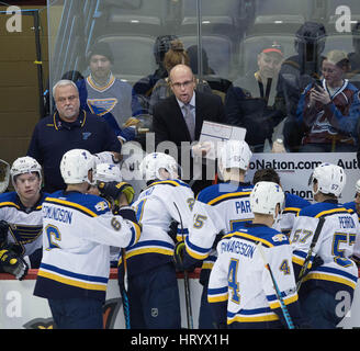 Denver, Colorado, Stati Uniti d'America. Mar 5, 2017. Blues capo allenatore Mike Yeo, superiore centrale, fornisce istruzioni per il suo compagno di squadra durante un time out nel 3rd. Periodo alla Pepsi domenica notte. Il Blues battere la valanga 3-0 Credito: Hector Acevedo/ZUMA filo/Alamy Live News Foto Stock