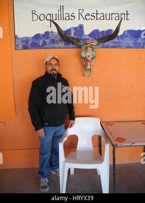 Ventura Falcon in piedi di fronte al suo ristorante in Boquillas del Carmen, Messico, adottate il 02 febbraio 2017. Sulla bolla del cranio dietro di lui 'No alla parete' e una foto di Donald Trump può essere visto. La posizione è direttamente al confine con gli Stati Uniti. Qui le persone si guadagnano da vivere con i turisti che vengono attraverso il Rio Grande e comprare dei souvenir. Se una parete lungo il boarder viene eretto, il luogo potrebbe diventare una città fantasma. Foto: Denis Düttmann/dpa Foto Stock