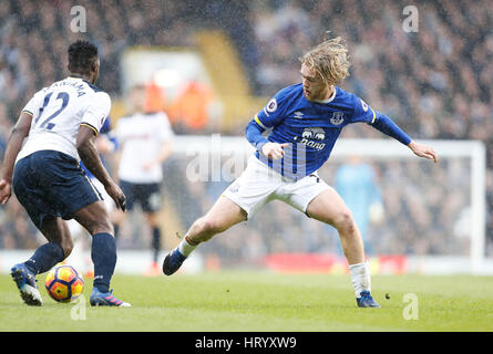 Londra, Gran Bretagna. Mar 5, 2017. Victor Wanyama (L) del Tottenham Hotspur vies con Tom Davies di Everton durante la Premier League inglese match tra Tottenham Hotspur e Everton a Stadio White Hart Lane a Londra, Gran Bretagna, il 5 marzo 2017. Credito: Han Yan/Xinhua/Alamy Live News Foto Stock