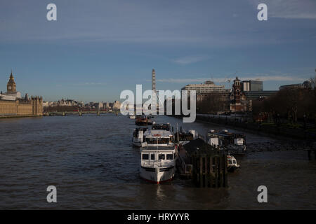 Londra, Regno Unito. 6 Mar, 2017. La mattina presto i cieli blu su Londra Credito: Keith Larby/Alamy Live News Foto Stock