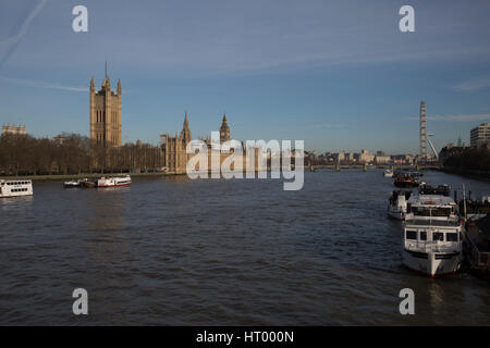 Londra, Regno Unito. 6 Mar, 2017. La mattina presto i cieli blu su Londra Credito: Keith Larby/Alamy Live News Foto Stock