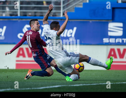 Eibar, Spagna. 4 Marzo, 2017. Match Day di La Liga Santander 2016 - 2017 stagione tra S.D Eibar e Real Madrid C.F, giocato Ipurua Stadium sabato 4 marzo 2017. Eibar, Spagna. 11 Ruben Peña, 23 Danilo. Credito: VWPics/Alamy Live News Foto Stock
