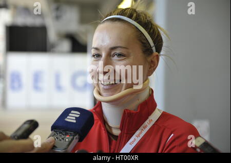 A Belgrado, in Serbia. 04 Mar, 2017. Ferito atleta ceca Denisa Rosolova parla con i giornalisti presso la comunità di Atletica Leggera Indoor campionati a Belgrado in Serbia, 4 marzo, 2017. Denisa Rosolova feriti a seguito di una caduta durante una donna 400 metri di turno di qualificazione di calore. Credito: Tibor Alfoldi/CTK foto/Alamy Live News Foto Stock