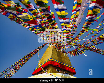 Kathmandu, Sviluppo Centrale Regione, Nepal. 2 Mar, 2017. La preghiera buddista bandiere volare da Stupa Boudhanath a Kathmandu. È il sito più sacro nel buddismo nepalese. È anche il centro dell'esilio tibetano comunità di Kathmandu. Lo stupa fu gravemente danneggiata nel terremoto 2015 ma è stato uno dei primi edifici rinnovati. Credit: Jack Kurtz/ZUMA filo/Alamy Live News Foto Stock