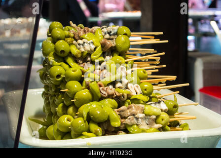 MADRID, Spagna - 12 febbraio 2017: Spagnolo spuntini tradizionali con olive a San Miguel mercato a Madrid, Spagna. Foto Stock